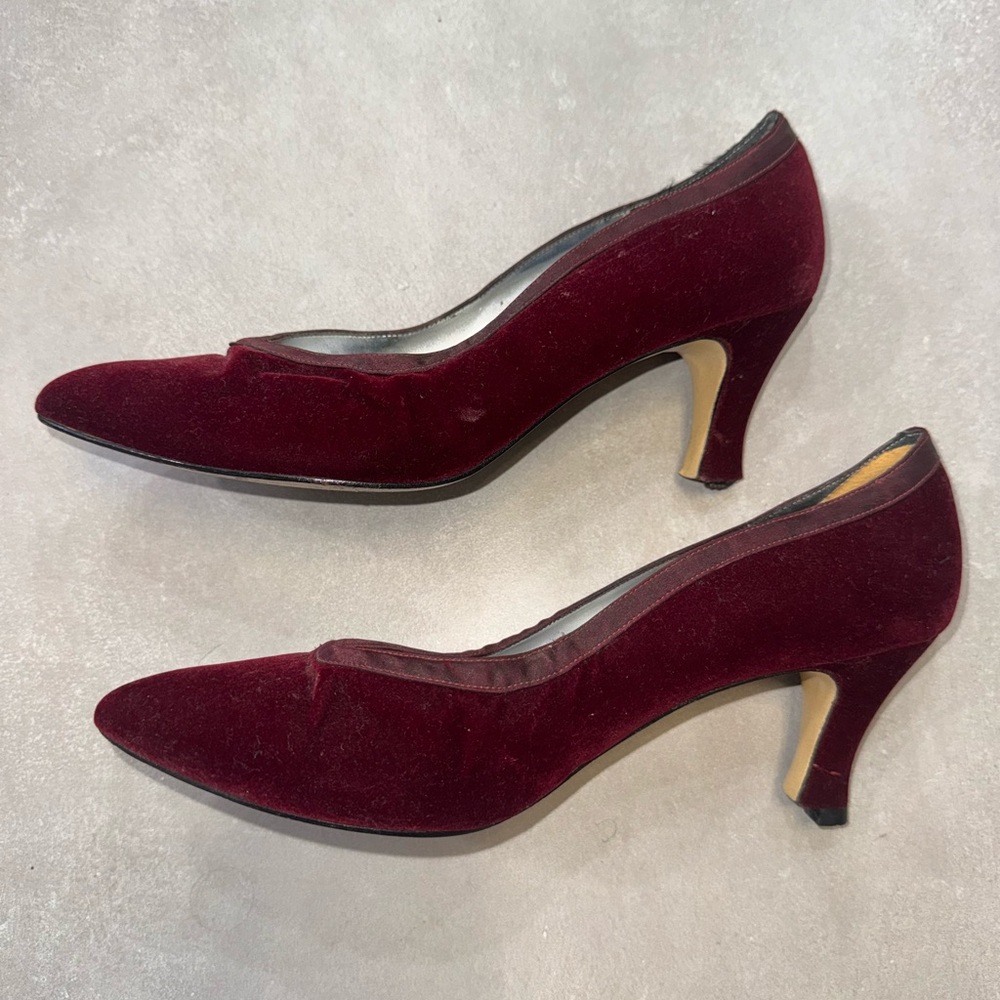 Vintage late 80's early 90's Touch of Nina burgundy Velvet Pumps Sz 7 1/2.